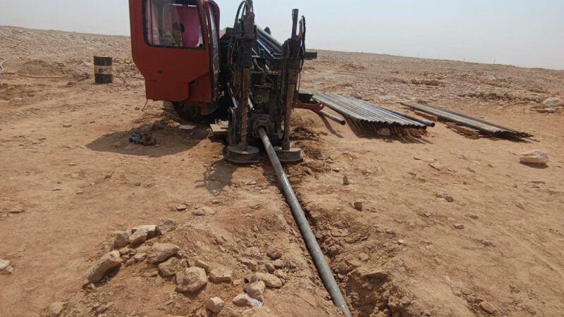 قضيب الحفر يدخل مسار الحفر الأفقي عند نقطة الإطلاق