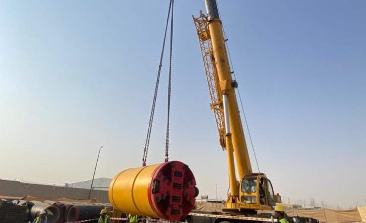 رافعة تُنزل آلة الحفر الدقيق إلى بئر الإطلاق