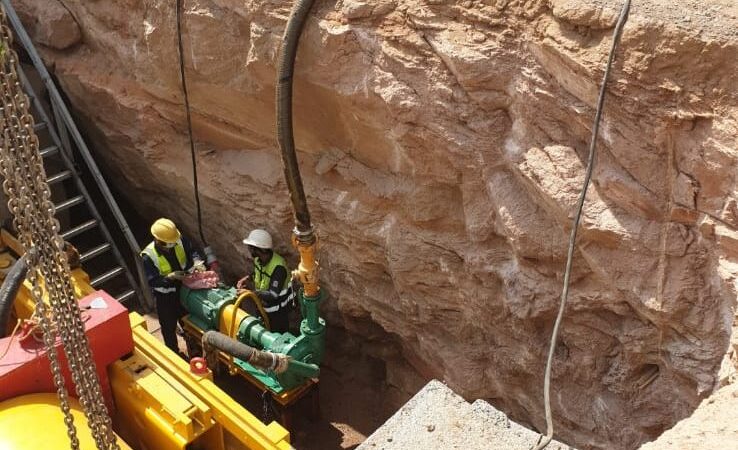 فريق التنفيذ داخل بئر الإطلاق أثناء تجهيز الدفع