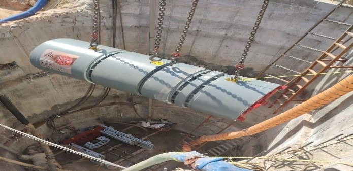 إنزال أنبوب الدفع الخرساني إلى بئر الإطلاق — بريدة، القصيم