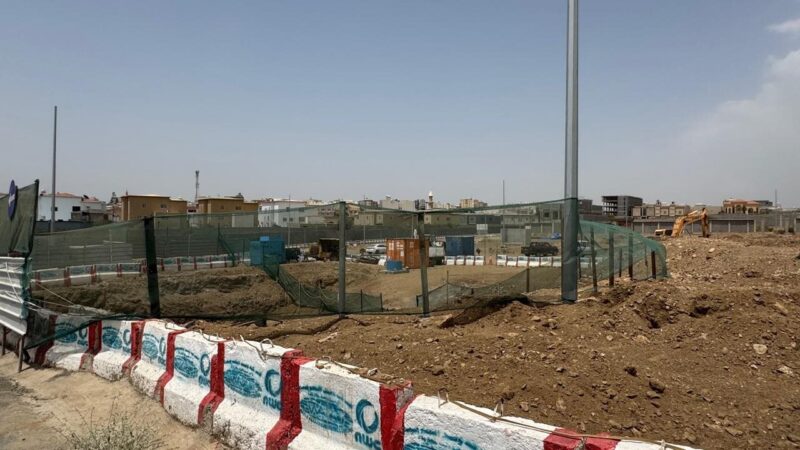 سياج الموقع وحواجز السلامة حول أعمال بايب جاك